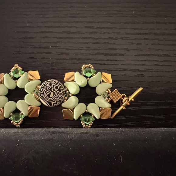 Handmade beaded lime green bracelet with green crystal gemstone accents - Picture 4 of 8